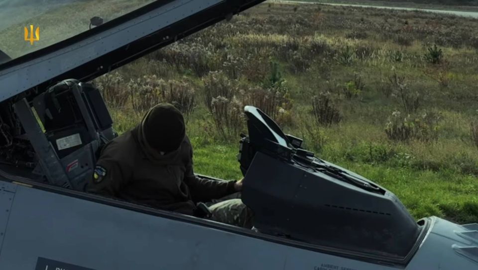 �������� � ����������� ������������ ����������� F-16AM � ���� AIM-9 ��������� ��� ������� �� ����� �� ����������� ����������