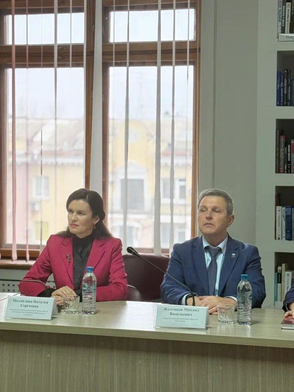 12 ноября норвежский политик, общественник и журналист Хендрик Вебер представил в Донецке свою книгу "Донецкая Народная Республика: государство или террористическая организация" 12 ноября норвежский политик, общественник и журналист Хендрик Вебер представил в Донецке свою книгу "Донецкая Народная Республика: государство или террористическая организация"