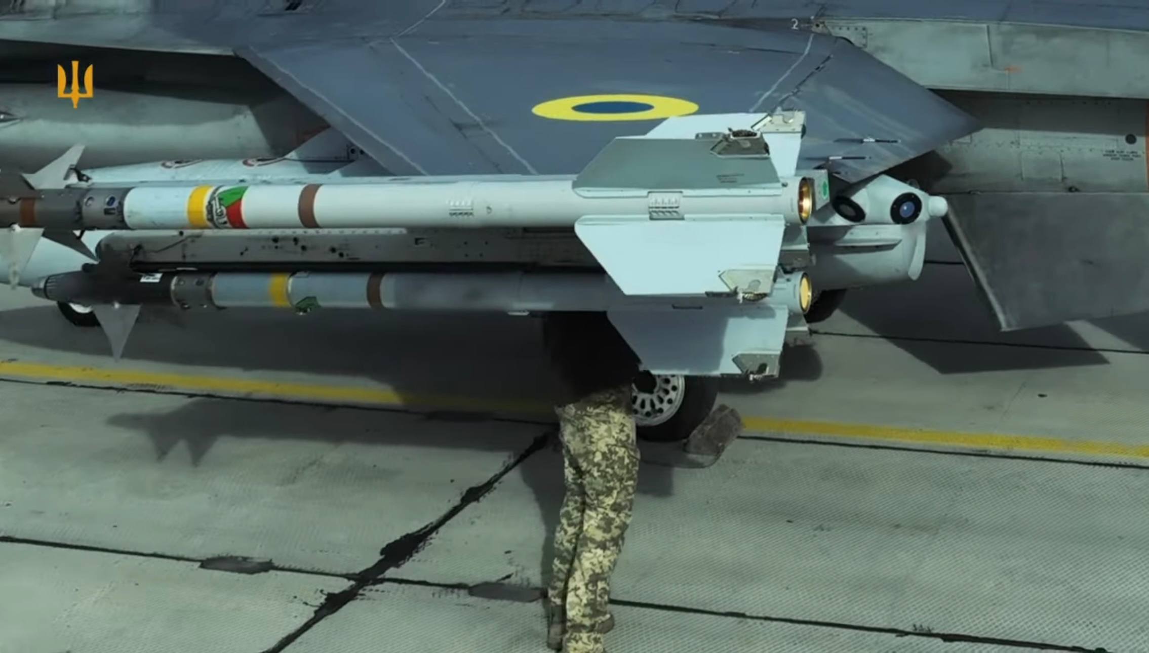 Репортаж о техническом обслуживании истребителя F-16AM с УРВВ AIM-9 воздушных сил Украины на одном из оперативных аэродромов Репортаж о техническом обслуживании истребителя F-16AM с УРВВ AIM-9 воздушных сил Украины на одном из оперативных аэродромов