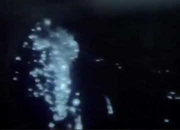 Редкие кадры применения американского скорострельного пулемёта M134 Minigun с борта украинского вертолёта по российскому БПЛА в ночных условиях