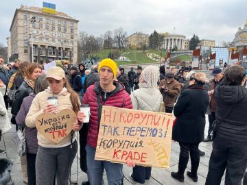На митинге в Киеве один из протестующих потребовал объявить Зеленскому «народный импичмент» и передать власть временному правительству
