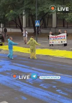 В Варшаве украинцы раскрасили дорогу в желто-голубые тона