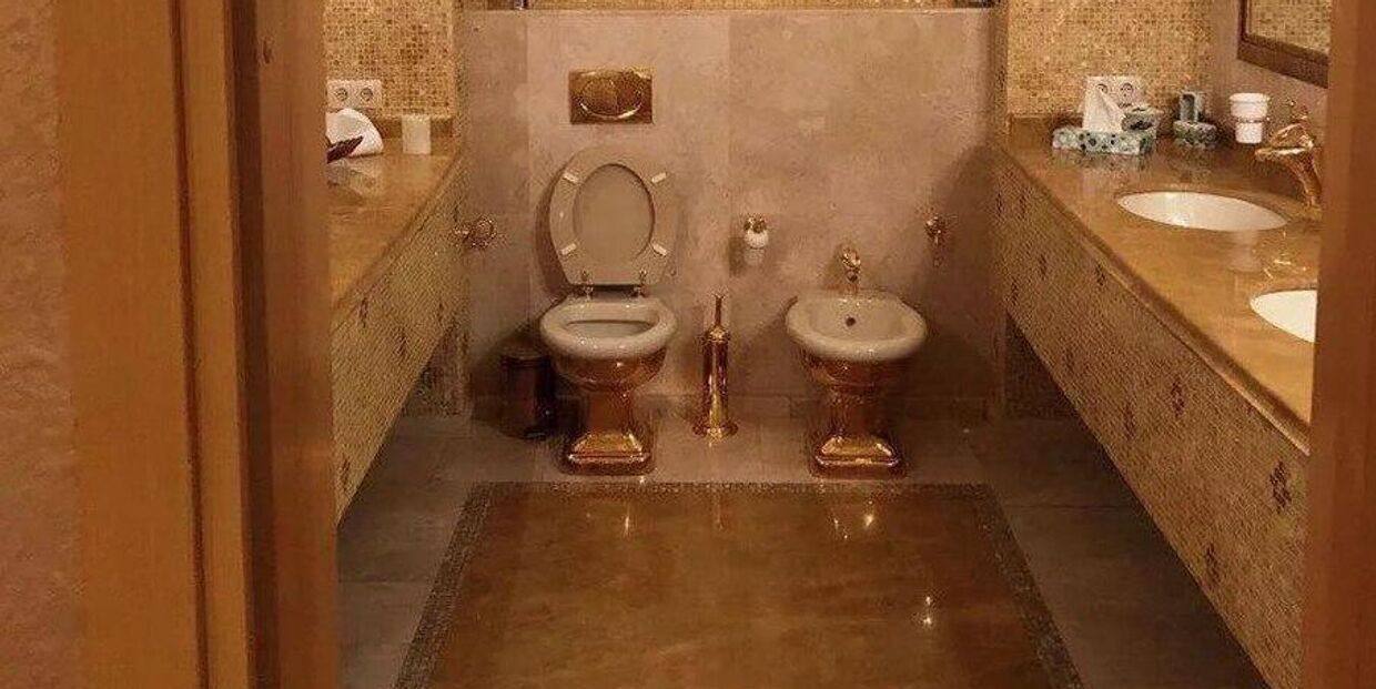 Шквал гнева. Вялая реакция Зеленского на золотой унитаз возмутила украинцев