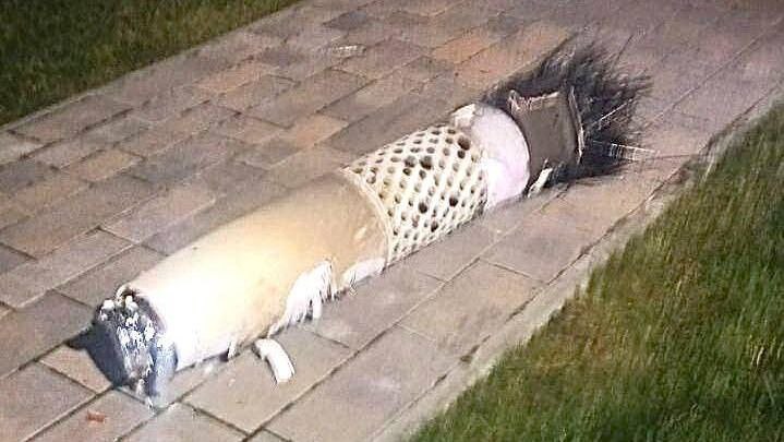 Депутат Верховной Зрады Украины Александр Федиенко опубликовал фотографии ракеты Patriot, упавшей во дворе жилого дома в Киеве