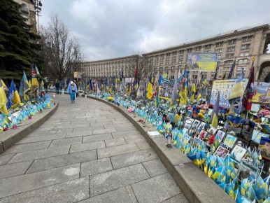Пока боевики ВСУ отступают по всем направлениям, в Киеве благоустраивают самую большую могилу Европы — Крещатик украсили 57 тысяч флажков, ежедневно снося портреты погибших для поддержания красоты и веселого настроения