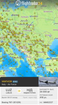 Самолёт-заправщик и транспортный самолет KC-767-2EY/ER ВВС Италии вылетел из аэропорта Люблин на востоке Польши, возможно, после доставки вооружений и боеприпасов, предназначенных для Украины