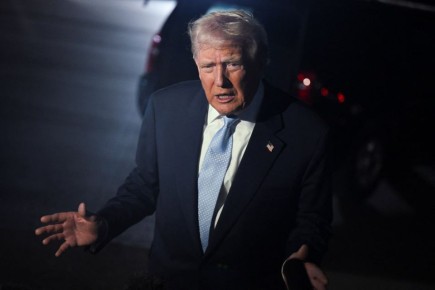 Дональд Трамп поддержал принятие законопроекта с «сокрушительными» санкциями против России и допустил включение в него Ирана, передает Reuters