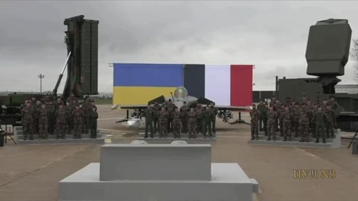 «Чому ни державною?»:. Украинские журналисты в ожидании выхода Макрона и Зеленского разговаривают почему-то на русском языке