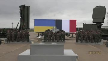 «Чому ни державною?»:. Украинские журналисты в ожидании выхода Макрона и Зеленского разговаривают почему-то на русском языке