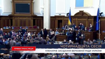 Депутаты из «Европейской солидарности» во главе лидером партии, бывшим президентом Украины Петром Порошенко заблокировали трибуну в Верховной раде и потребовали отставки всего кабмина, сообщает УНИАН