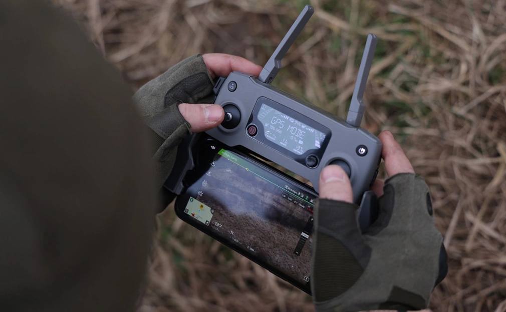 Беспилотники, применяемые в ходе боев на Украине, фактически стерли линию фронта и создали «серую зону», которая достигает в ширину как минимум 20 км, пишет Politico со ссылкой на военных и экспертов