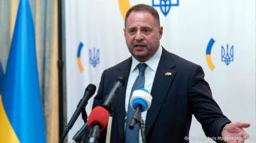 Окружение Владимира Зеленского советует ему уволить главу офиса президента Андрея Ермака на фоне коррупционного скандала