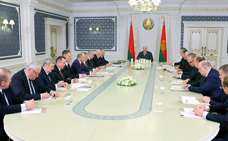 Александр Лукашенко во время совещания по развитию районов Припятского Полесья потребовал от чиновников отказаться от «излишней советскости» в докладах, заявив, что важно показывать конкретные результаты, а не просто...