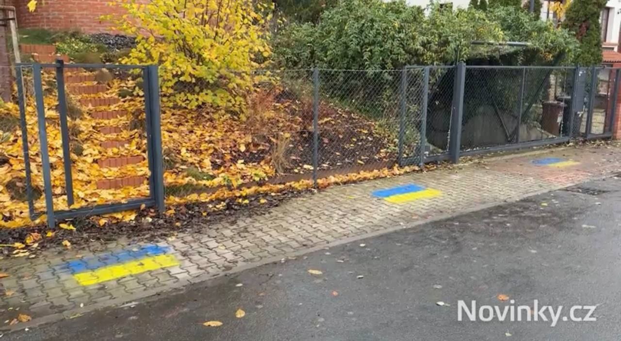 Украинцы в Чехии нарисовали свои флаги на тротуаре у дома спикера парламента Чехии и завесили флагами его забор Украинцы в Чехии нарисовали свои флаги на тротуаре у дома спикера парламента Чехии и завесили флагами его забор