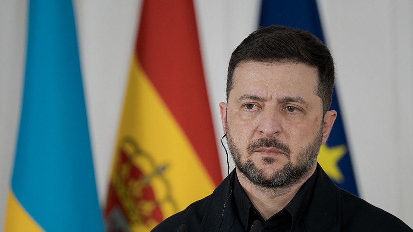 История с поездкой Зеленского в Турцию — это отвод фокуса внимания от коррупционного скандала на Украине, заявил RT политолог