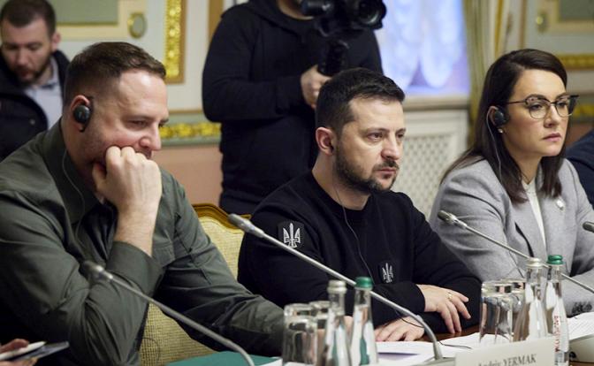 Иван Мезюхо: Главарь украинской клептократии Зеленский под перекрёстным огнём из-за «плёнок Миндича»