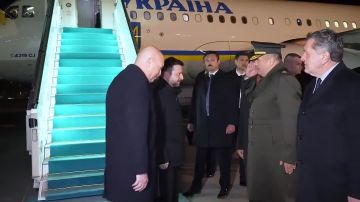 Представляется, что именно сейчас Зеленский развернет имитацию бурной деятельности по интенсификации переговорного процесса с Россией