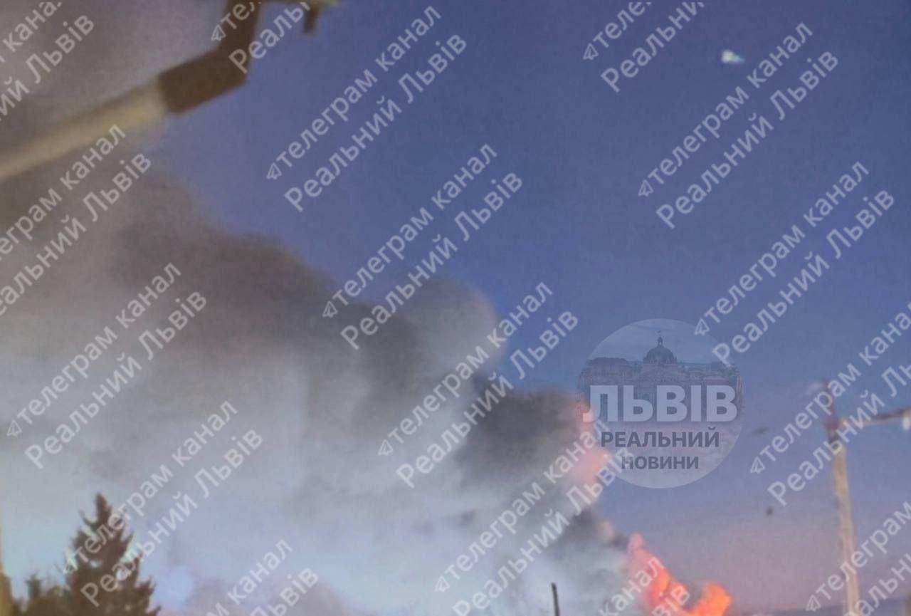 Пылает склад во Львове: по Украине идет новая волна ударов Пылает склад во Львове: по Украине идет новая волна ударов