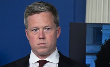 Министр армии США Дэниел Дрисколл прибыл в Киев, где встретится с украинским президентом Владимиром Зеленским и обсудит с ним возможное возобновление мирных переговоров с Россией, передает ABC