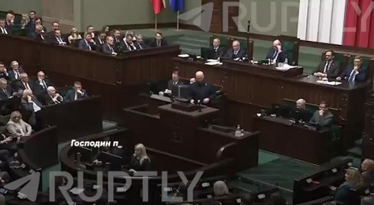 «Хватит финансировать коррумпированное правительство в Киеве!» — атмосфера в польском сейме на следующий день после того, как стало известно, что железнодорожные пути в Польше подорвали