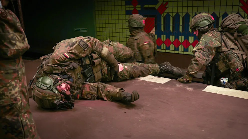 Берлин стал полигоном: бундесвер отрабатывает защиту метро от Путина Берлин стал полигоном: бундесвер отрабатывает защиту метро от Путина