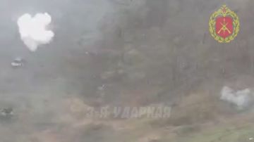 Мы не раз объясняли как работает тактика ВС РФ с постоянным давлением по всей линии фронта