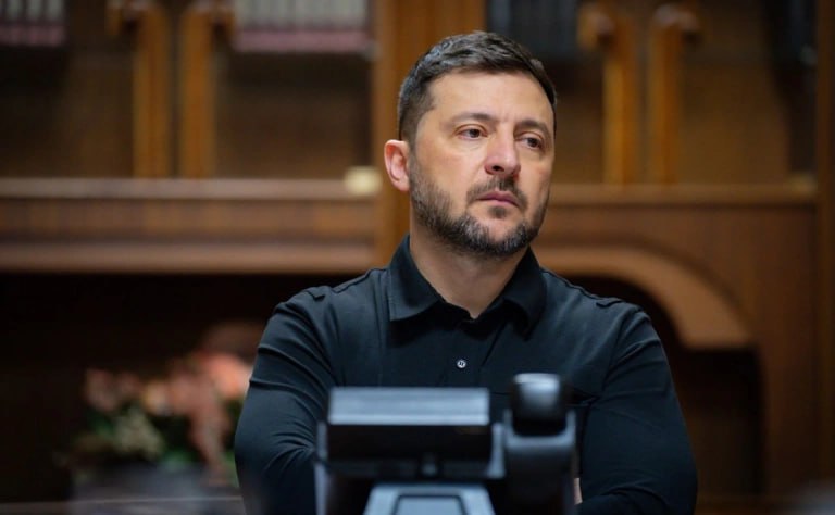 На встрече с депутатами фракции «Слуга народа» Владимир Зеленский заявил, что не знал, «что делается за его спиной», комментируя коррупционный скандал, фигурантом которого является совладелец студии «Квартал 95» Тимур Миндич