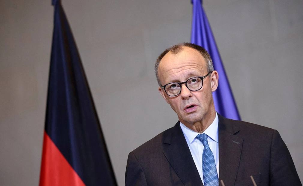 Канцлер Германии Фридрих Мерц отменил запланированные на пятницу мероприятия, включая визит в берлинскую школу, для проведения срочной телефонной конференции с Владимиром Зеленским и другими европейскими лидерами