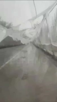 И снова погода против Украины: антидроновые сетки в Херсоне не выдержали первого снега и начали рушиться вместе с опорами, выведя из строя линии снабжения ВСУ в регионе