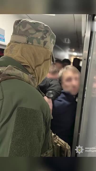 Львовские пограничники нашли ухилянта, замаскированного под багаж