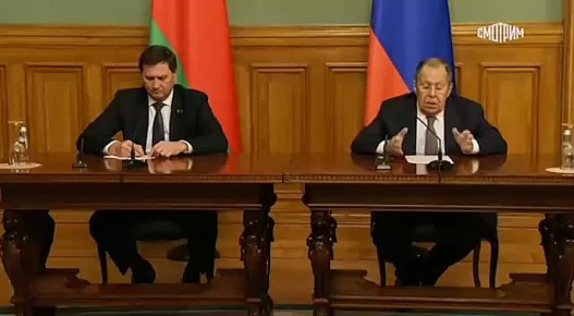 «Мы предпочитаем заниматься именно дипломатией, а не трепать языком», — заявил глава МИД Сергей Лавров, комментируя сообщения СМИ о том, что вчера и сегодня в Абу-Даби идут переговоры РФ и США по плану мира