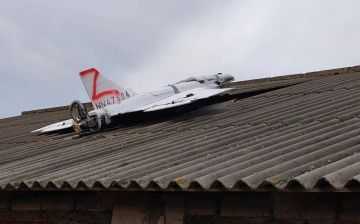 На Украине новая истерия вокруг якобы российского дрона — который залетел аж в Молдавию и грациозно приземлился на крышу дома