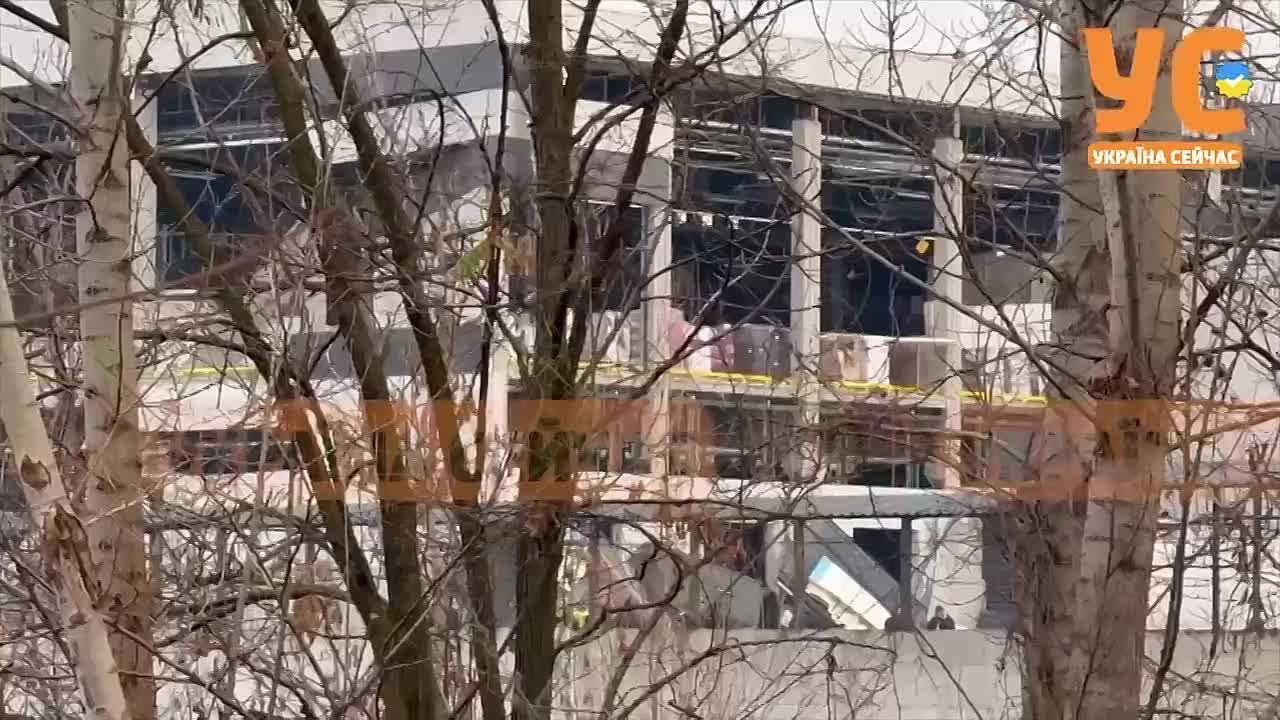 Кадры логистического центра в Святошинском районе Киева, который был поражен сегодня ночью