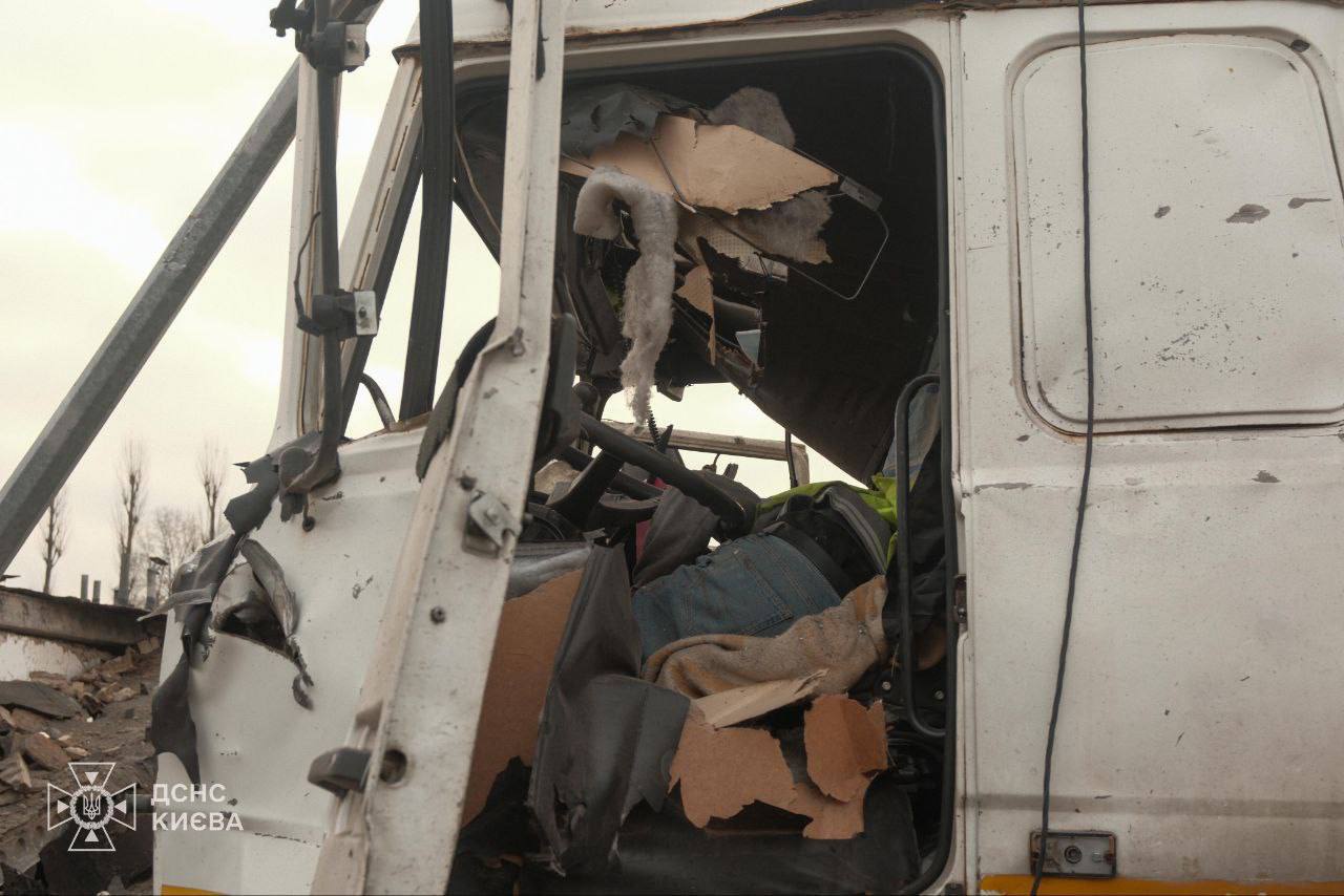 Последствия ночного удара по складскому комплексу одной из торговых сетей в Киеве, которая также использовалась в военных целях Последствия ночного удара по складскому комплексу одной из торговых сетей в Киеве, которая также использовалась в военных целях