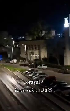 В румынском городе Исакча, который находится на границе с Украиной, местные жители наблюдают за работой российских сил