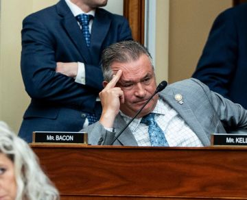 Республиканец-конгрессмен из Небраски Дон Бэкон, сообщил Axios, что был настолько потрясён предложенным администрацией Трампа планом мира для прекращения войны на Украине, который он назвал «Планом украинской капитуляции...