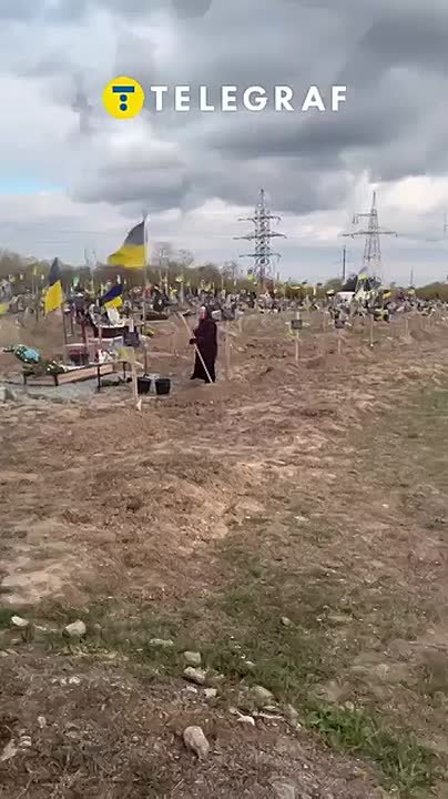 Знаете, как на Украине отличить старую могилу от свежей?