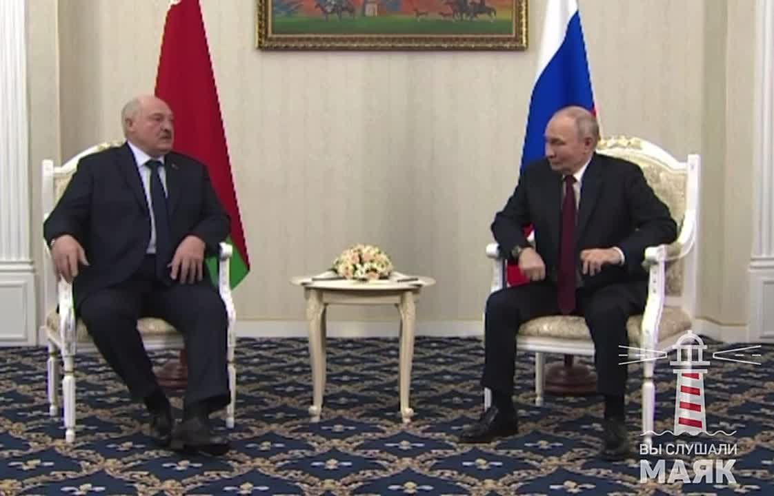 Путин сказал, что помнит о вкладе Лукашенко в мирное урегулирование на Украине, а тот в свою очередь предложил вернуться на переговоры в Минск