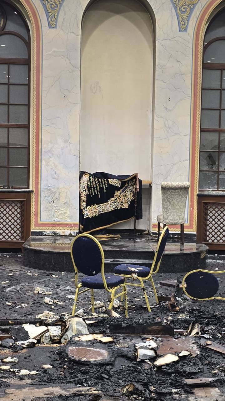 В Черновцах неизвестный попытался сжечь синагогу В Черновцах неизвестный попытался сжечь синагогу