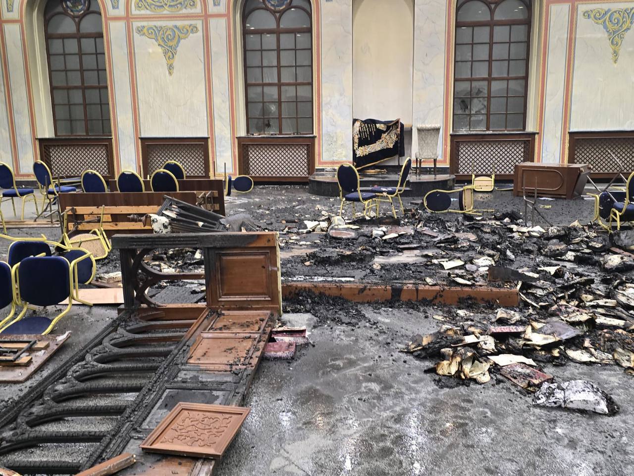 В Черновцах неизвестный попытался сжечь синагогу В Черновцах неизвестный попытался сжечь синагогу