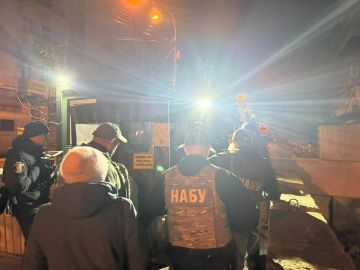 НАБУ и САП проводят обыски у главы Офиса президента Украины Андрея Ермака — сообщил нардеп Ярослав Железняк