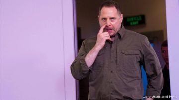 Экс-глава офиса Зеленского Андрей Ермак через несколько часов после отставки обещал в "эмоциональном сообщении" журналистке отправиться на передовую