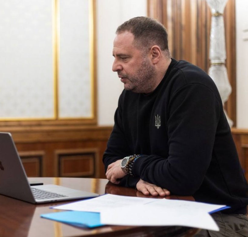 Несколько телефонов и ноутбуков изъяли у Ермака НАБУ и САП во время обысков, передают украинские СМИ