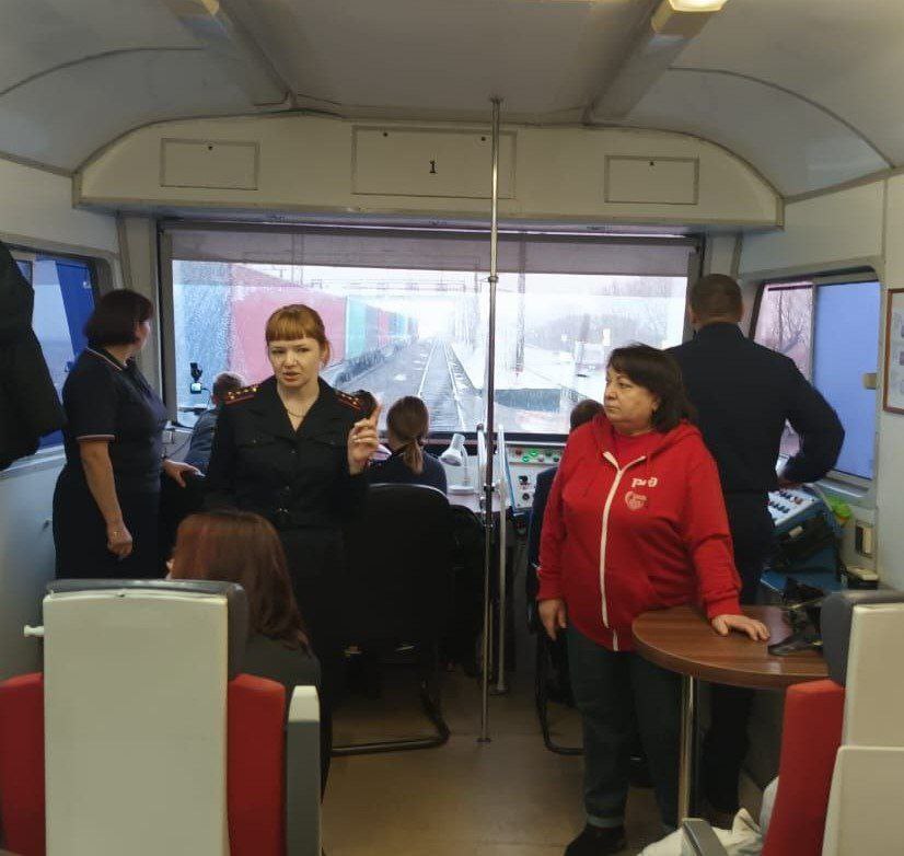 Алтайские транспортные полицейские и железнодорожники провели профилактическую встречу с подростками Алтайские транспортные полицейские и железнодорожники провели профилактическую встречу с подростками