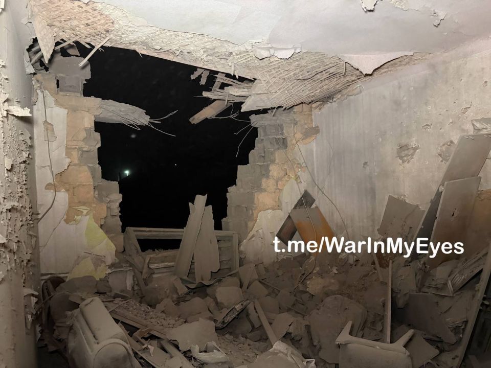 Последствия прилета ударного дрона в многоквартирный жилой дом в Кировском районе Донецка Последствия прилета ударного дрона в многоквартирный жилой дом в Кировском районе Донецка