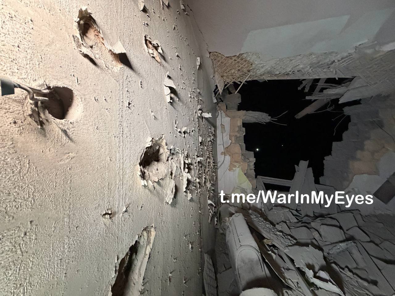 Последствия прилета ударного дрона в многоквартирный жилой дом в Кировском районе Донецка Последствия прилета ударного дрона в многоквартирный жилой дом в Кировском районе Донецка