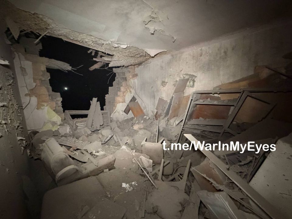 Последствия прилета ударного дрона в многоквартирный жилой дом в Кировском районе Донецка Последствия прилета ударного дрона в многоквартирный жилой дом в Кировском районе Донецка