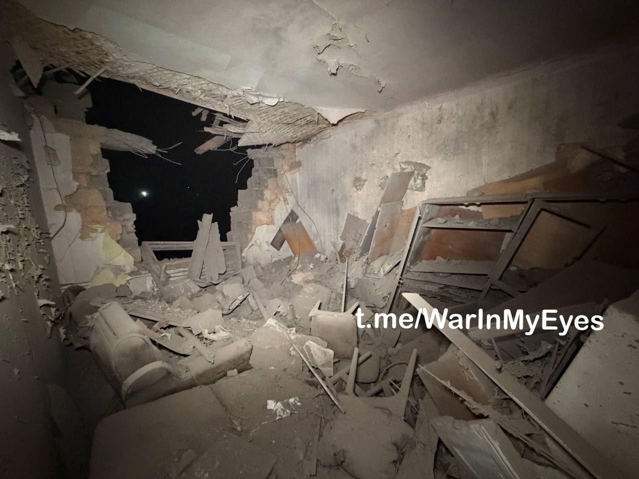 Последствия прилета ударного дрона в многоквартирный жилой дом в Кировском районе Донецка Последствия прилета ударного дрона в многоквартирный жилой дом в Кировском районе Донецка