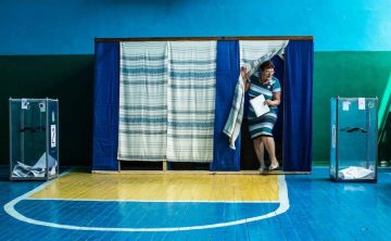 Переговоры американской и украинской делегаций в Майами посвящены, в частности, обсуждению графика проведения выборов на Украине и возможности территориальных обменов между Россией и Украиной, сообщил The Washington Post...