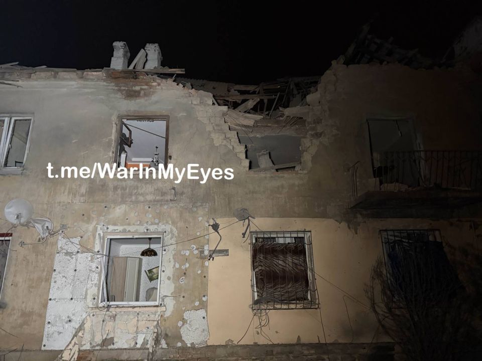 Последствия прилета ударного дрона в многоквартирный жилой дом в Кировском районе Донецка Последствия прилета ударного дрона в многоквартирный жилой дом в Кировском районе Донецка